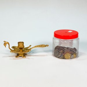 Lote siguiente: Palmatoria de Metal Dorado Estilo Águila y Tarro con Monedas de Sudamérica