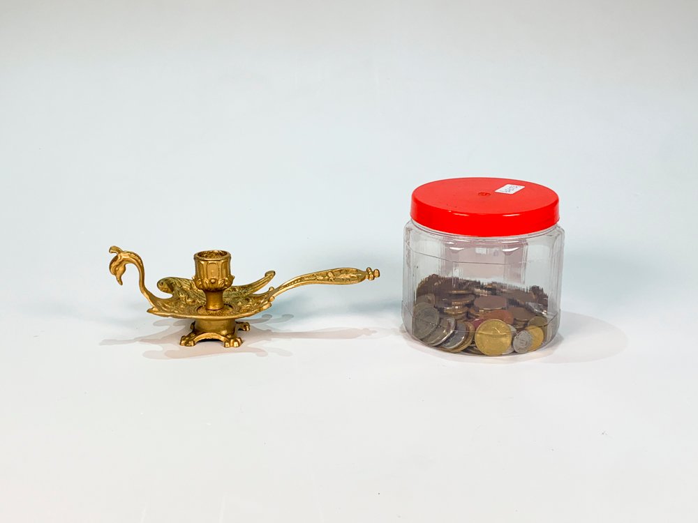 Palmatoria de Metal Dorado Estilo Águila y Tarro con Monedas de Sudamérica