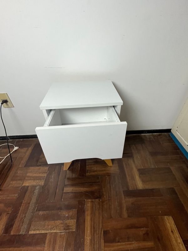 Mesa de luz blanca con diseño antiguo - imagen 3