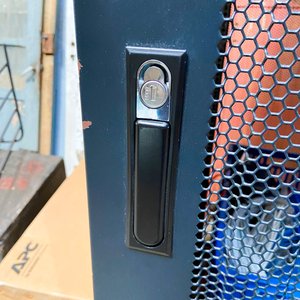 Mueble Metálico Negro para Central de Computación con Accesorios y Puerta - imagen 6