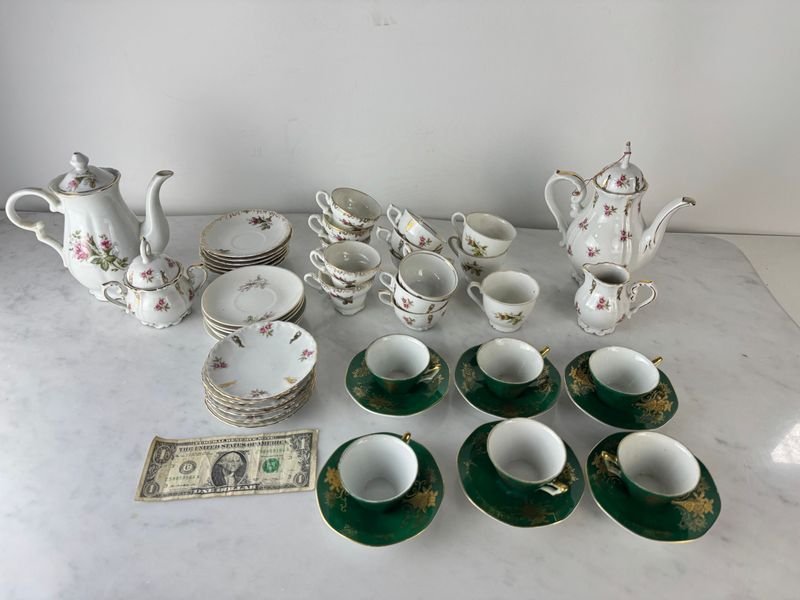 Lote siguiente: Lote de porcelanas alemanas y japonesas con detalles florales