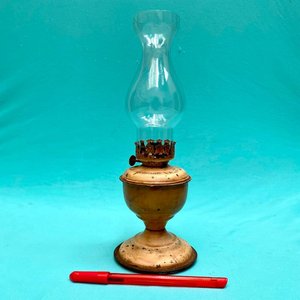 Antigua lámpara a queroseno sellada made in Grmany. Tiene su tubo original . Altura total en el tubo 27 cm. - imagen 7