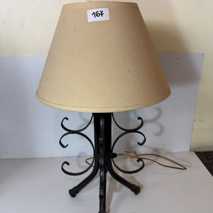 Lote anterior: Lámpara de Mesa con Base de Hierro y Pantalla Beige