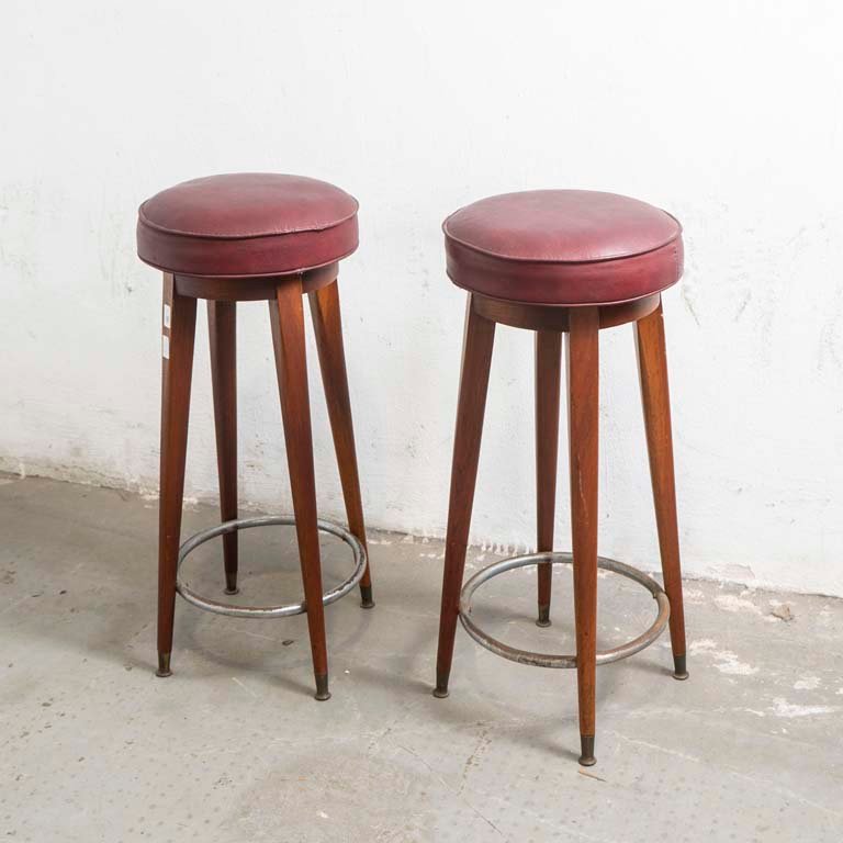 Par de Taburetes Altos Estilo Americano con Asientos de Cuerina Roja