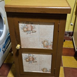 Lote siguiente: Mueble Angosto de Madera con Detalles de Cerámica