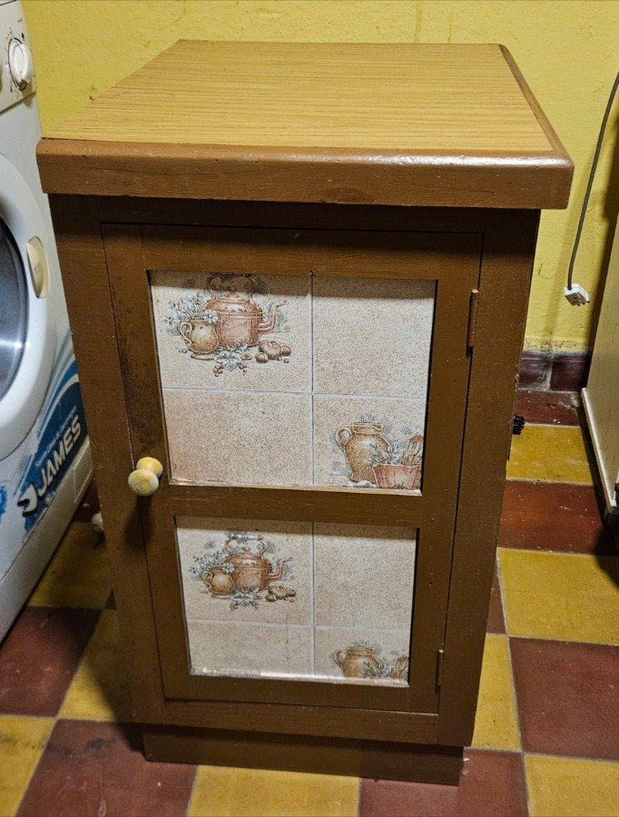 Mueble Angosto de Madera con Detalles de Cerámica