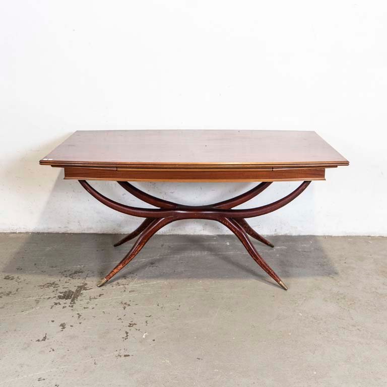 Lote siguiente: Mesa de comedor americana con detalles en el lustre