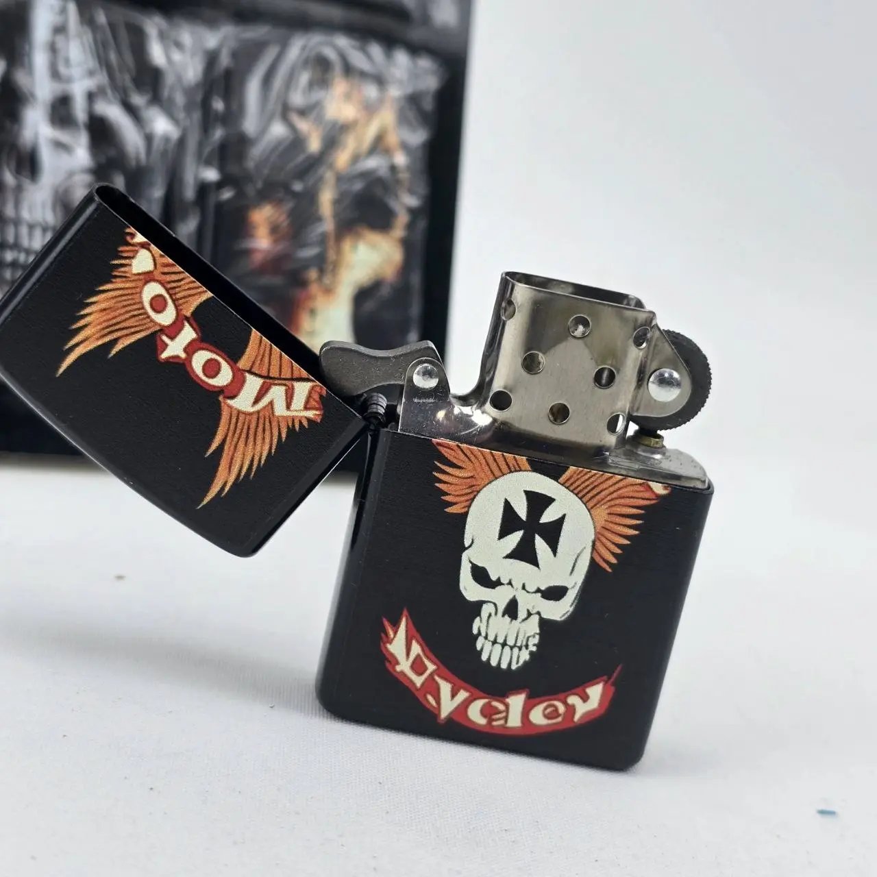 Encendedor Negro con Diseño de Calavera y Alas "Moto"