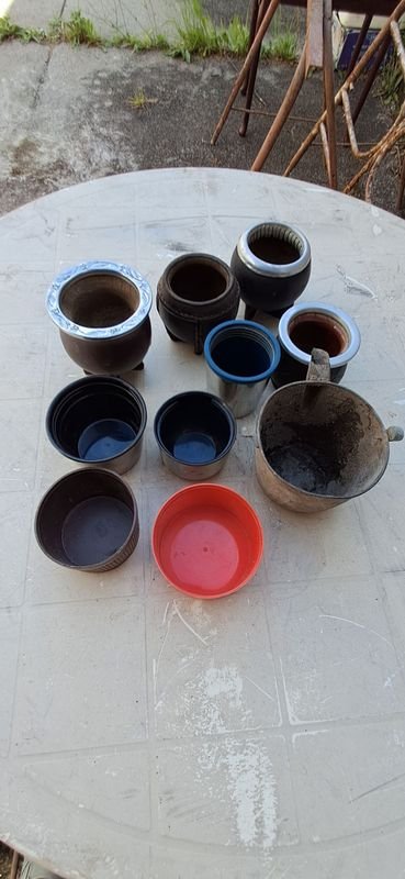 Colección de recipientes y botellas en buen estado - imagen 1