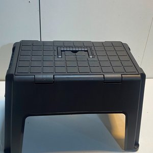 Banqueta Plástica Negra Plegable con Compartimento Organizador ARQPLAST - imagen 7