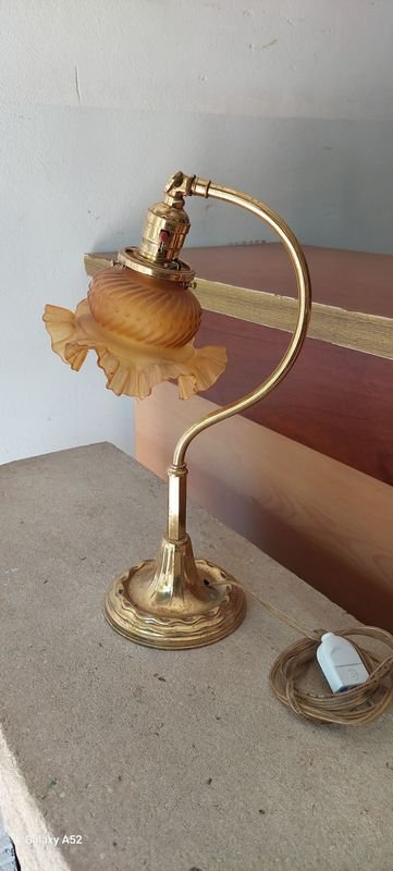 Lote siguiente: Lámpara de vidrio con tulipa, estilo clásico