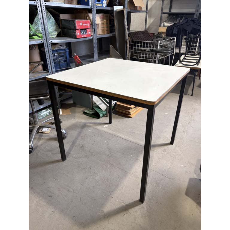Lote siguiente: Mesa de madera con base de hierro