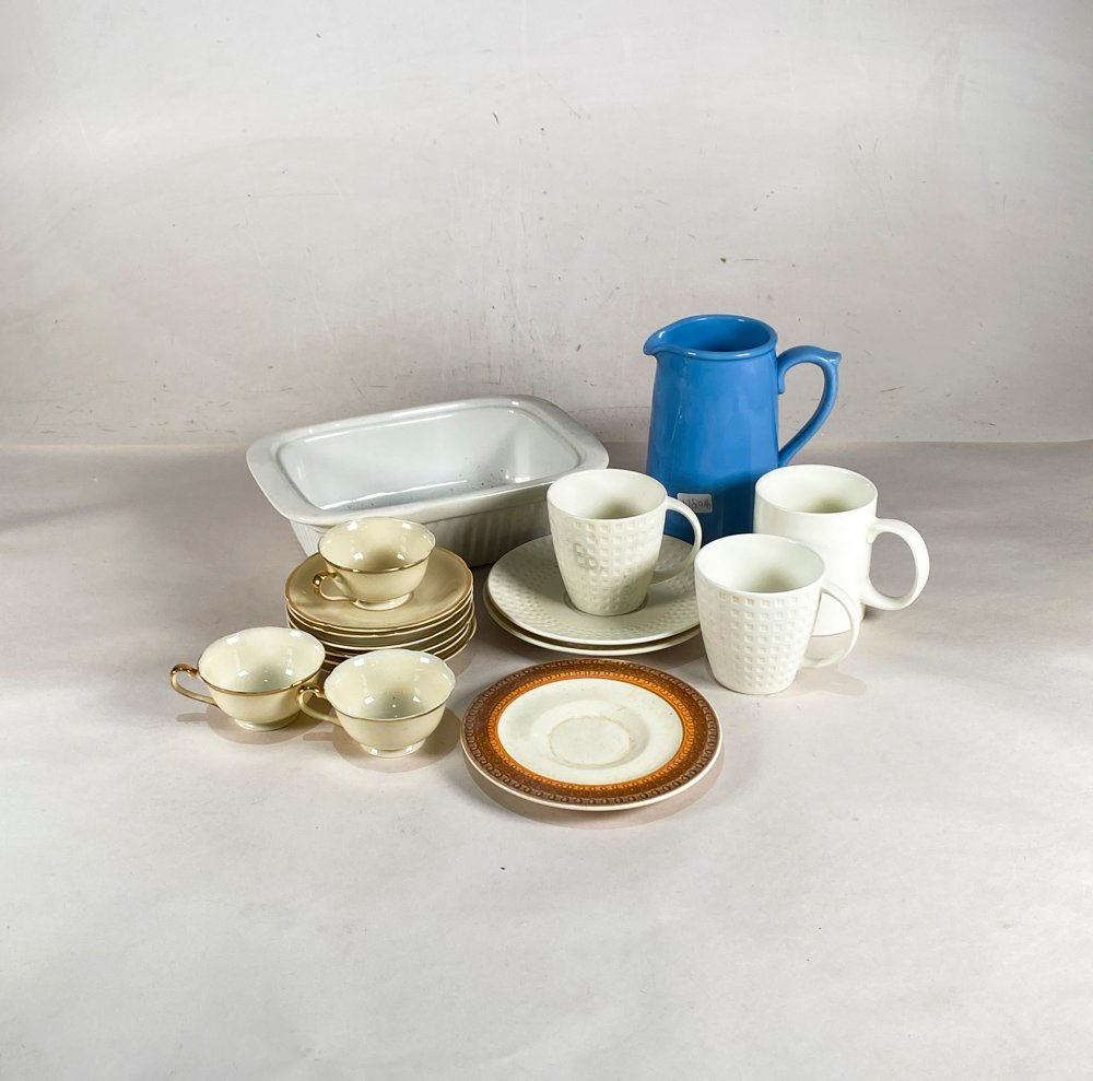 Lote de Tazas, Fuentes y Platitos de Porcelana y Cerámica