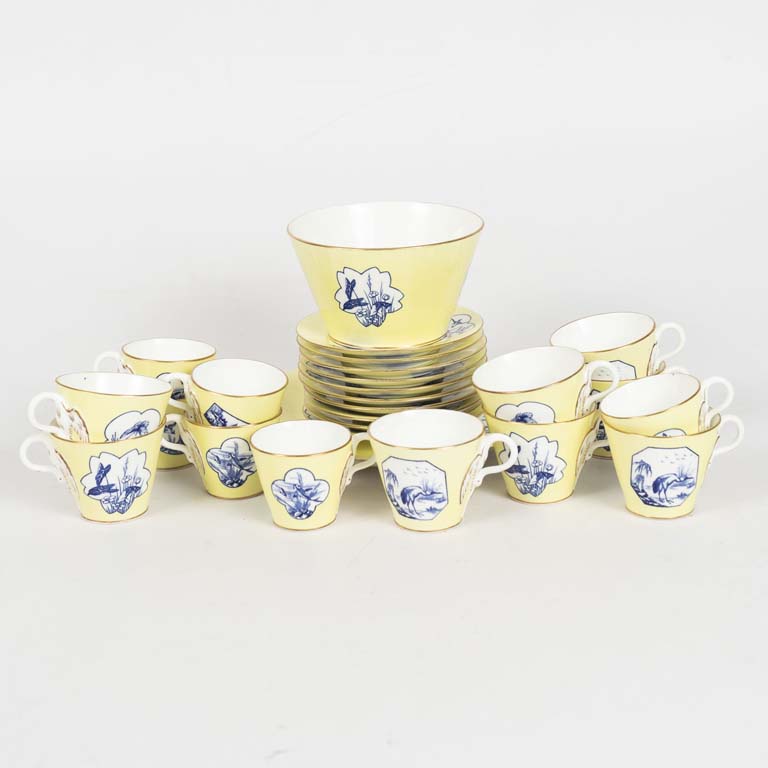 26 Piezas de loza sellada R IV, amarilla con dibujos azules, borde dorado - Medidas: Taza de té: 8x7cm