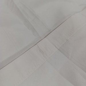 Lote de Textiles: Corte de Tela, Mantel Cuadrado Blanco, Cortina y Sábana de Cuna - imagen 6