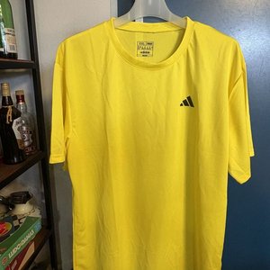 Lote siguiente: Dos Camisetas Deportivas Talle XXL: Amarilla Adidas y Verde Under Armour