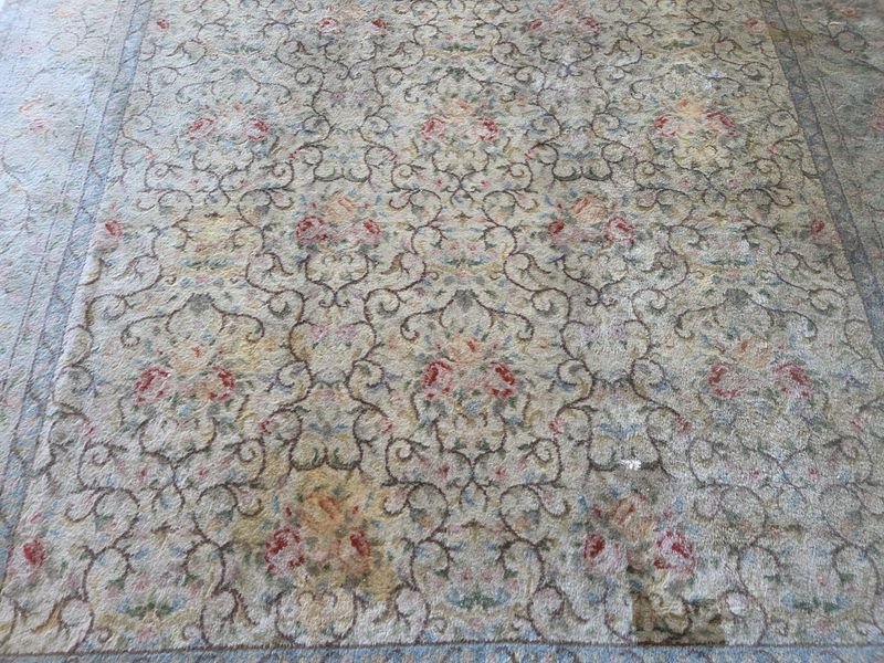 Lote siguiente: Antigua alfombra persa con motivo floral