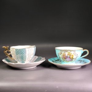 Lote anterior: Par de Tazas de Té con Platillos en Porcelana Alemana Vintage