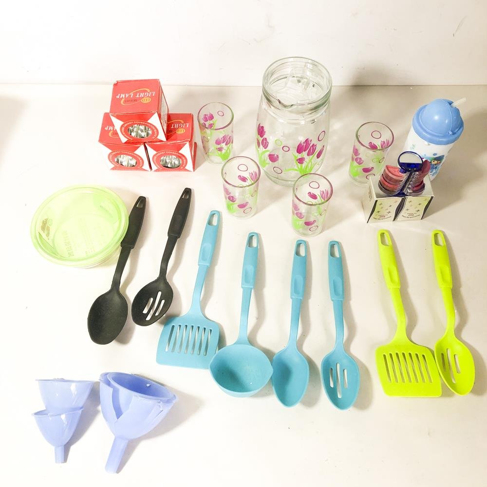 Lote de Cocina y Hogar: Jarra con Vasos, Utensilios, Embudos y Más