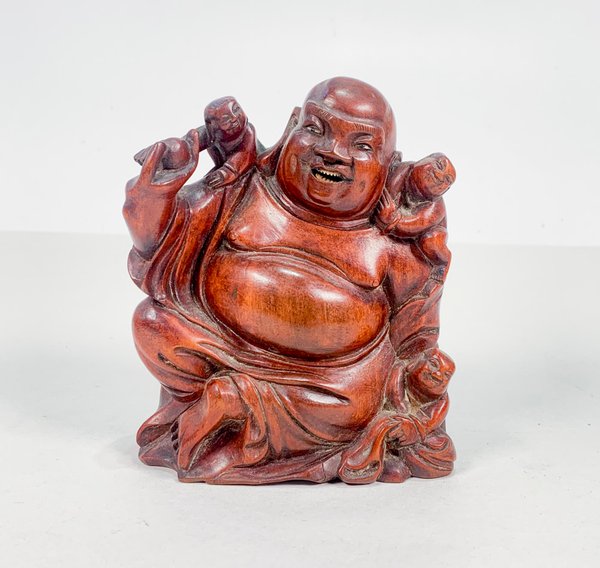 Lote siguiente: Talla de madera de Buda con niños en los hombros