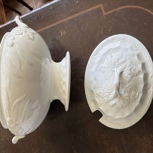 Sopera de Porcelana Blanca Clásica con Relieve y Motivos Florales - imagen 4
