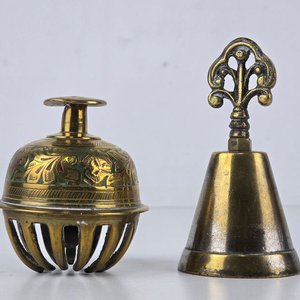 Par de Campanas Decorativas de Bronce con Grabados - imagen 2