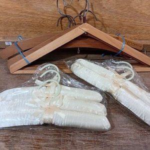 Lote de Perchas Vintage de Madera y 5 Perchas Forradas Blancas para Niños - imagen 2