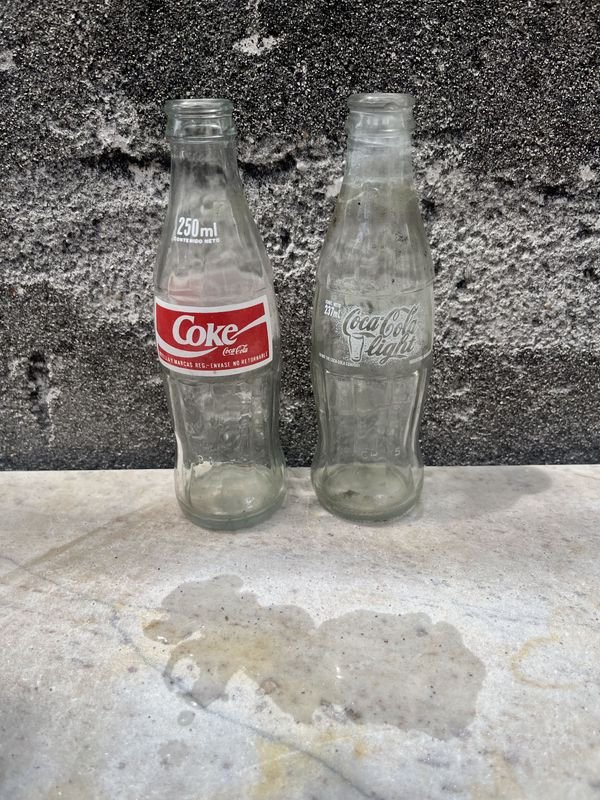 Dos botellas de Coca-Cola vacías - imagen 1