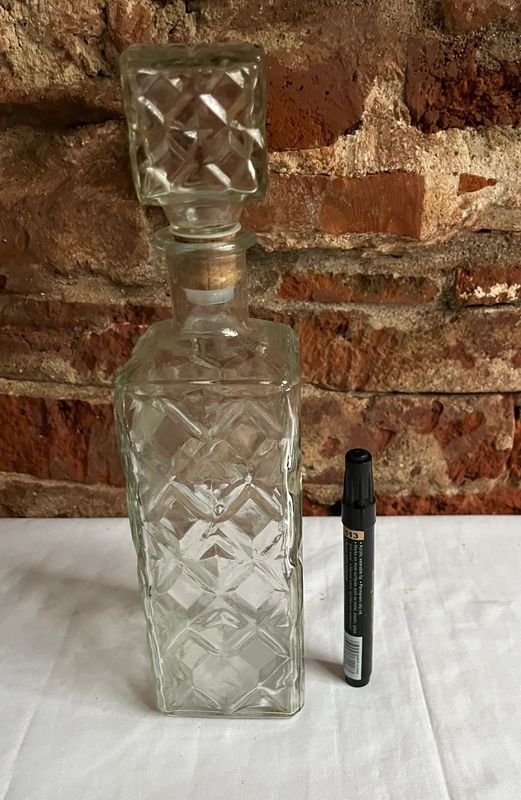 Botellón de Vidrio Repujado para Whisky con Tapón