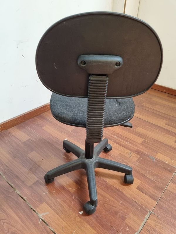 Escritorio Con Bandeja y Silla de Oficina - imagen 6