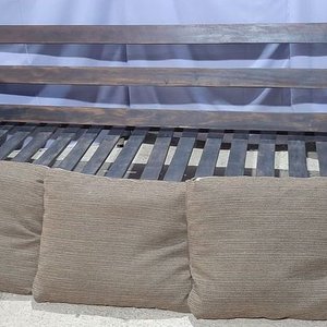 Sillón de Tres Cuerpos de Madera Nogal con Almohadones - imagen 2