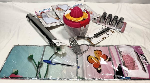 Lote de Utensilios de Cocina: Exprimidor, Pisapapas, Mangas y Punteros de Repostería, y Churrera