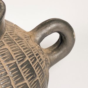 Jarra de Terracota con Forma de Mulita y Asa, Firmada - imagen 8