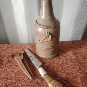 Cuchillo Artesanal con Botella Decorativa "Sombrero" - imagen 3