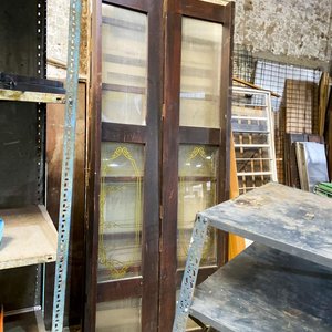 Lote siguiente: Dos Puertas Dobles de Madera y Vidrio con Diseño