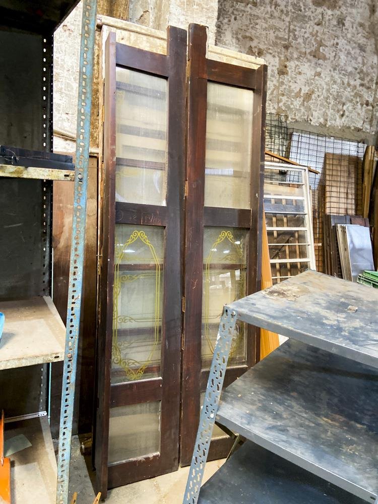 Dos Puertas Dobles de Madera y Vidrio con Diseño