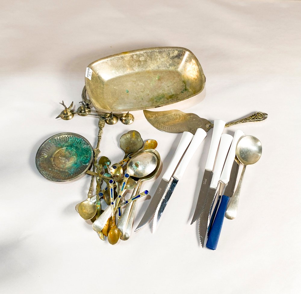 Lote de Cuchillos, Cucharones y Utensilios de Metal con Detalles Azules