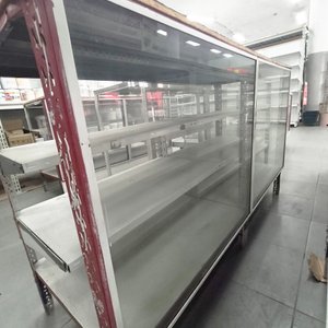 Mesa de Trabajo o Exhibición Larga con Estructura Metálica y Cubierta Acanalada - imagen 3