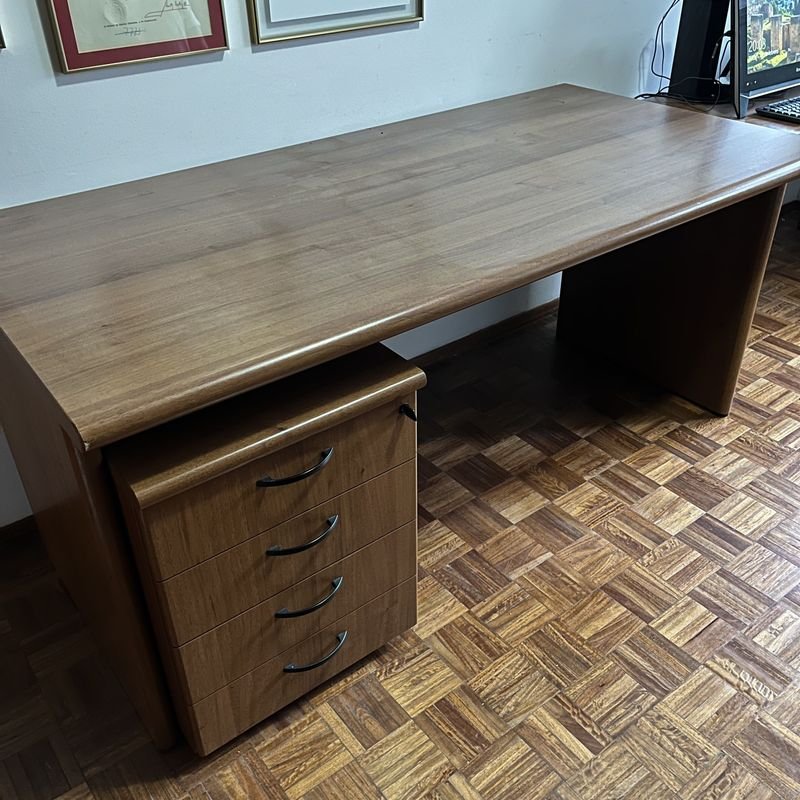 Lote siguiente: Escritorio y mueble cajonero de madera con cerradura