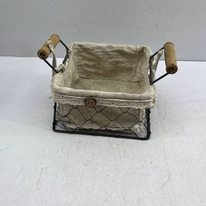 Lote siguiente: Panera de Metal con Tela y Mangos de Madera