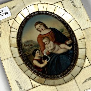 Miniatura Pintada a Mano: Virgen con Niño y San Juan Bautista en Marco de Hueso - imagen 3