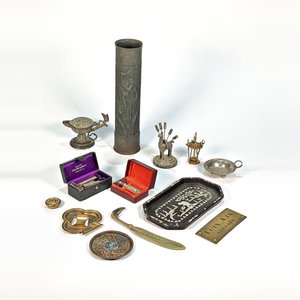 Lote anterior: Lote Variado: Cápsula Cañón, Colador Té, Pinchos Copetín Llama, Bandeja Nacarada, Máquinas Afeitar Estuche