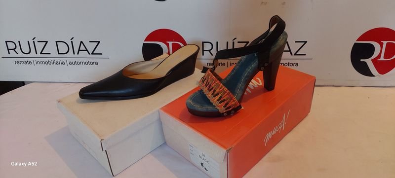 Lote siguiente: Zapatos de tacón alto negro