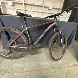 Lote siguiente: Bicicleta de Montaña Gris con Detalles Rojos