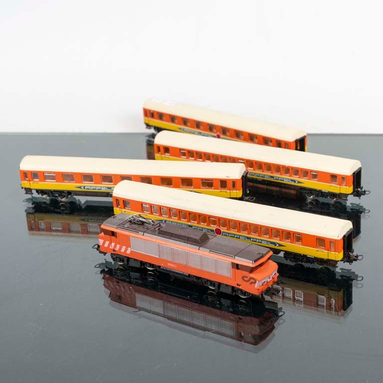 Conjunto de tren de juguete en escala