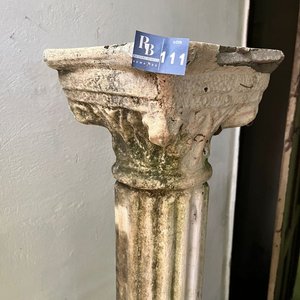 Pedestal de Hormigón Estilo Clásico con Inscripción - imagen 2