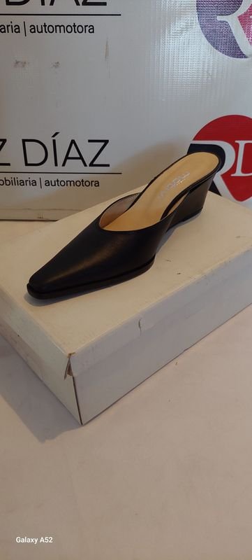 Lote siguiente: Zapatos de tacón alto con punta puntiaguda