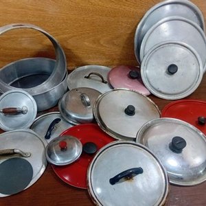 Lote siguiente: Lote de Tapas de Ollas y 2 Torteras Desmontables