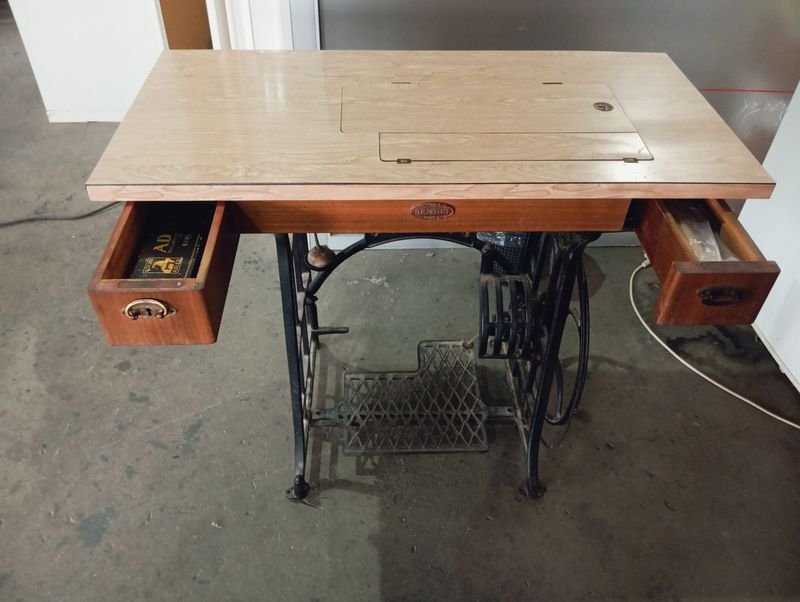 Máquina de coser en buen estado y funcionamiento con sus accesorios y manuales - imagen 5