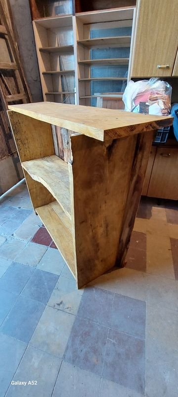Mostrador tipo barra de madera para decoración y uso - imagen 9